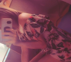 olivia petite brunette avec un corps ferme